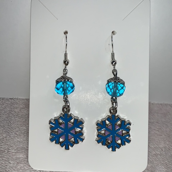 New Hand Crafted Snowflake ❄️ Dangle Earrings - Picture 5 of 11